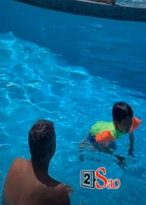 Gần đây, Ngọc Quyên chia sẻ khoảnh khắc bạn trai cùng con trai vui đùa trong bể bơi. Ảnh: Vietnamnet