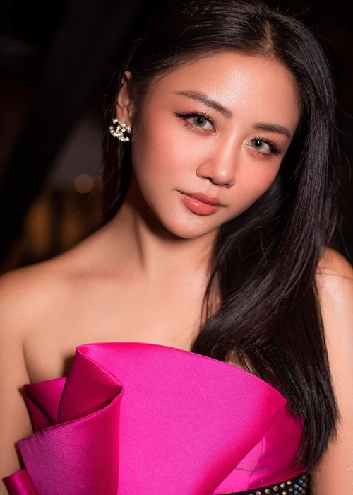 Nữ ca sĩ xinh đẹp, trẻ trung ở hiện tại.