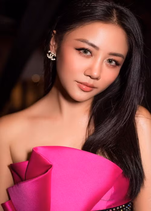 Nữ ca sĩ xinh đẹp, trẻ trung ở hiện tại.