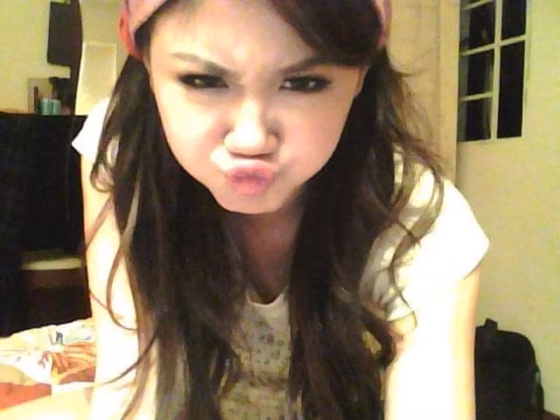 Văn Mai Hương đăng ảnh chu môi tạo dáng ngày teen.