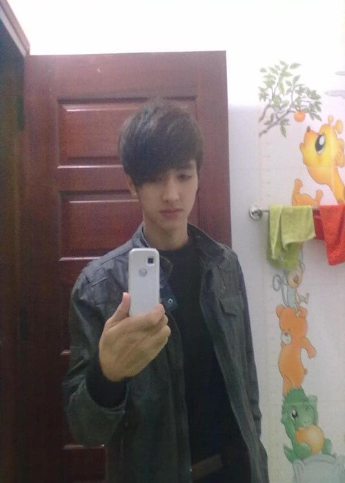 Bạn trai của Á hậu Phương Nga trông gầy gò khi còn teen.