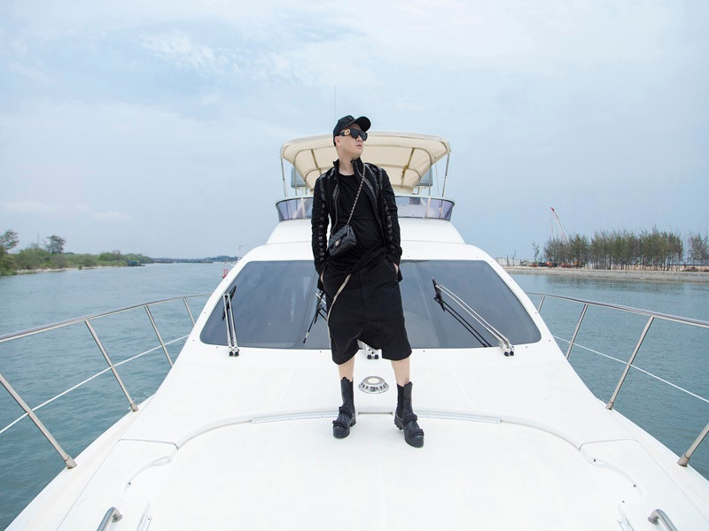 Cả gia đình Đỗ Mạnh Cường còn ngắm biển Hồ Tràm khi di chuyển bằng du thuyền.