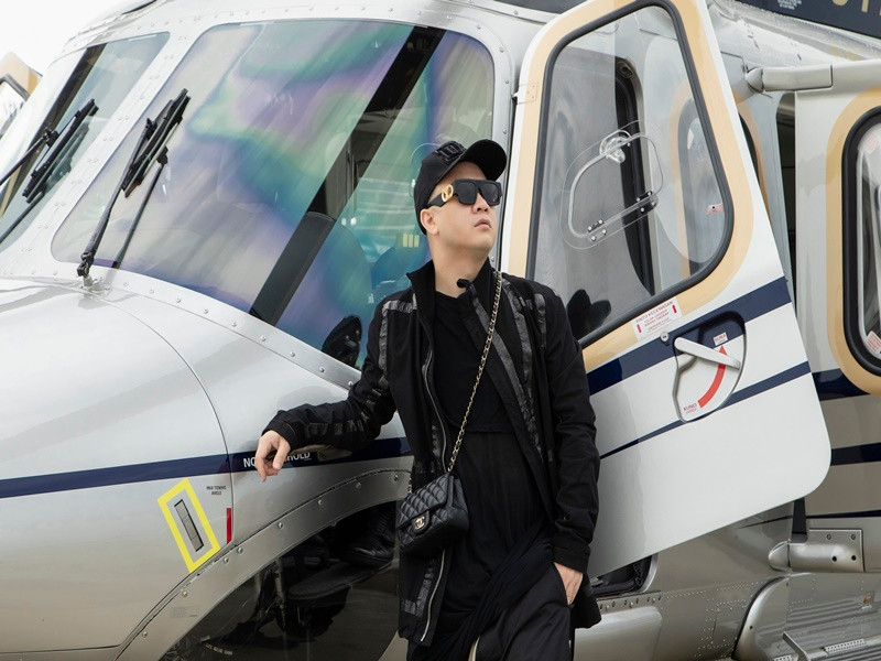 Trước đó, trong những chuyến du lịch nước ngoài, NTK Đỗ Mạnh Cường từng đi trực thăng ngắm các thành phố.