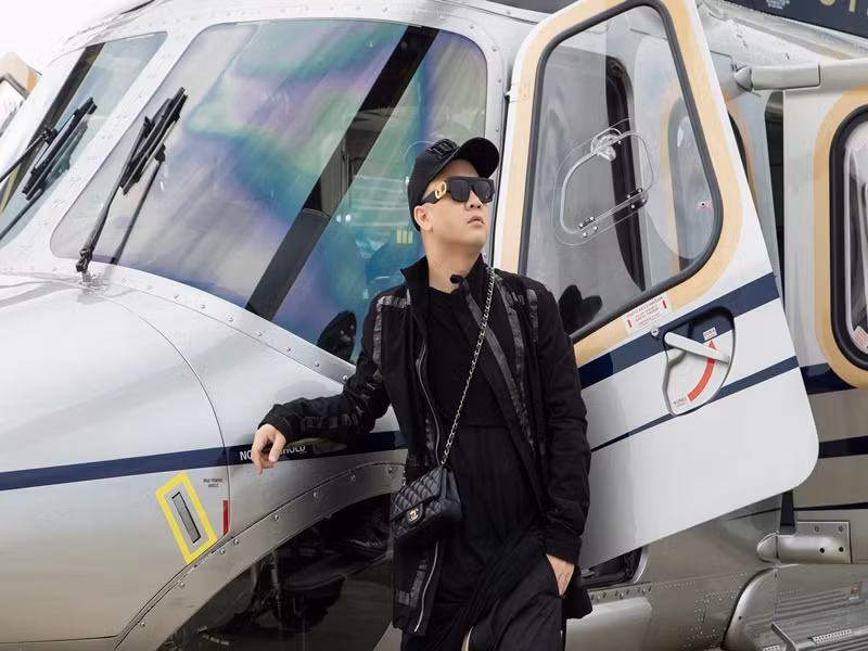 Trước đó, trong những chuyến du lịch nước ngoài, NTK Đỗ Mạnh Cường từng đi trực thăng ngắm các thành phố.