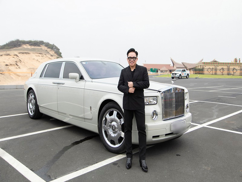 Doanh nhân Huy Cận đồng hành cùng Đỗ Mạnh Cường trong nhiều chuyến đi. Anh cùng Đỗ Mạnh Cường và bé Nhím diện trang phục màu đen yêu thích trong chuyến du lịch mới đây.