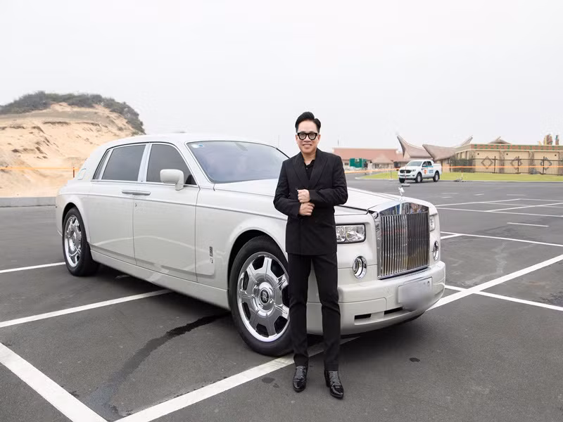 Doanh nhân Huy Cận đồng hành cùng Đỗ Mạnh Cường trong nhiều chuyến đi. Anh cùng Đỗ Mạnh Cường và bé Nhím diện trang phục màu đen yêu thích trong chuyến du lịch mới đây.