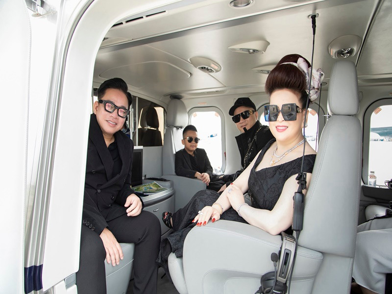 Gia đình Đỗ Mạnh Cường ngắm Hồ Tràm từ trên cao.