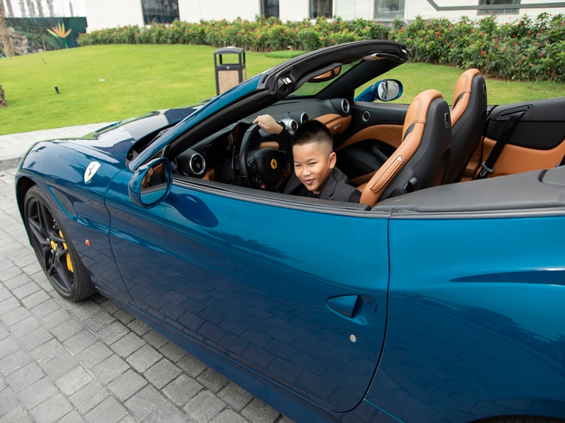 Sau khi đến Hồ Tràm, gia đình Đỗ Mạnh Cường di chuyển bằng siêu xe. Thích thú với các loại xế hộp sang chảnh, con trai của Đỗ Mạnh Cường tạo dáng chụp ảnh trên một siêu xe.