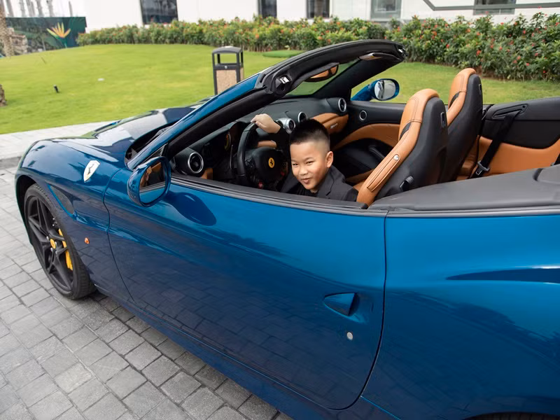 Sau khi đến Hồ Tràm, gia đình Đỗ Mạnh Cường di chuyển bằng siêu xe. Thích thú với các loại xế hộp sang chảnh, con trai của Đỗ Mạnh Cường tạo dáng chụp ảnh trên một siêu xe.