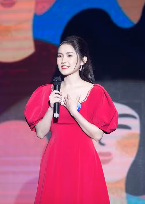 Thuyết trình đa ngôn ngữ cũng là một trong những tài năng được đông đảo thí sinh thể hiện.