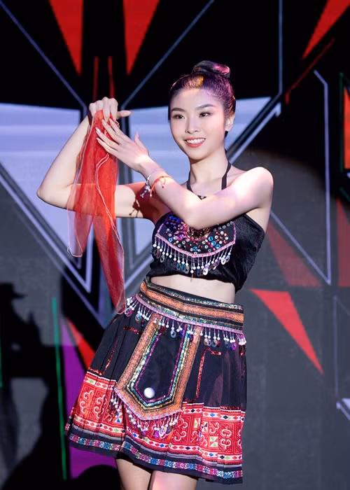 Những tiết mục phong phú như múa đương đại, múa yoga và cả những điệu múa dân gian cũng được thể hiện ở vòng sơ khảo Người đẹp tài năng.