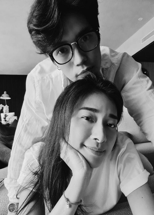 Huy Trần và Ngô Thanh Vân "xả" loạt ảnh mặn nồng sau khi đính hôn.