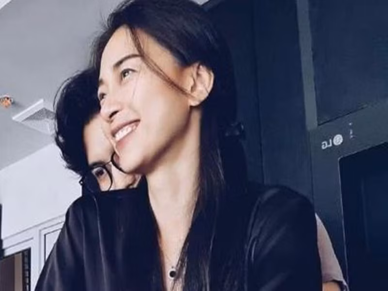 Cặp đôi trao cho nhau cái ôm ngọt ngào vào một buổi sáng sớm.