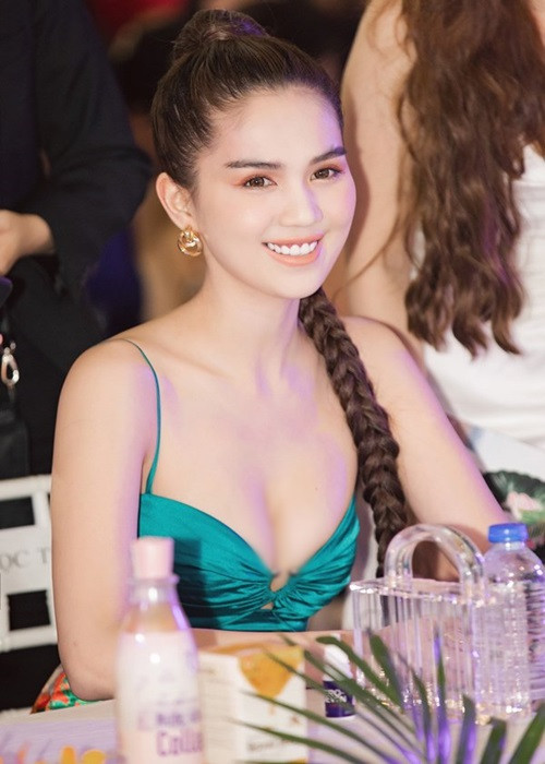 Mỗi lần dự sự kiện, Ngọc Trinh mặc gợi cảm hết mức để thu hút sự chú ý của khán giả. Ảnh: Sức khỏe đời sống