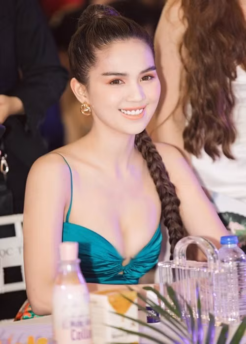 Mỗi lần dự sự kiện, Ngọc Trinh mặc gợi cảm hết mức để thu hút sự chú ý của khán giả. Ảnh: Sức khỏe đời sống