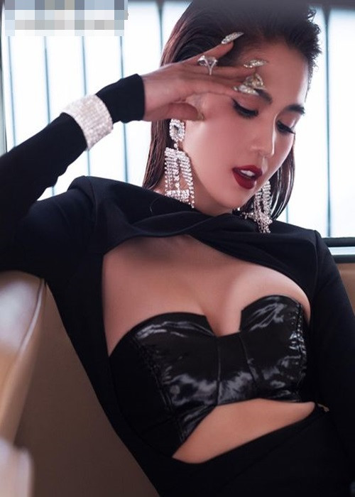 Sau những cuộc tình với đại gia gây ồn ào, Ngọc Trinh hiện tại kín tiếng về chuyện yêu đương. Ảnh: FBNV