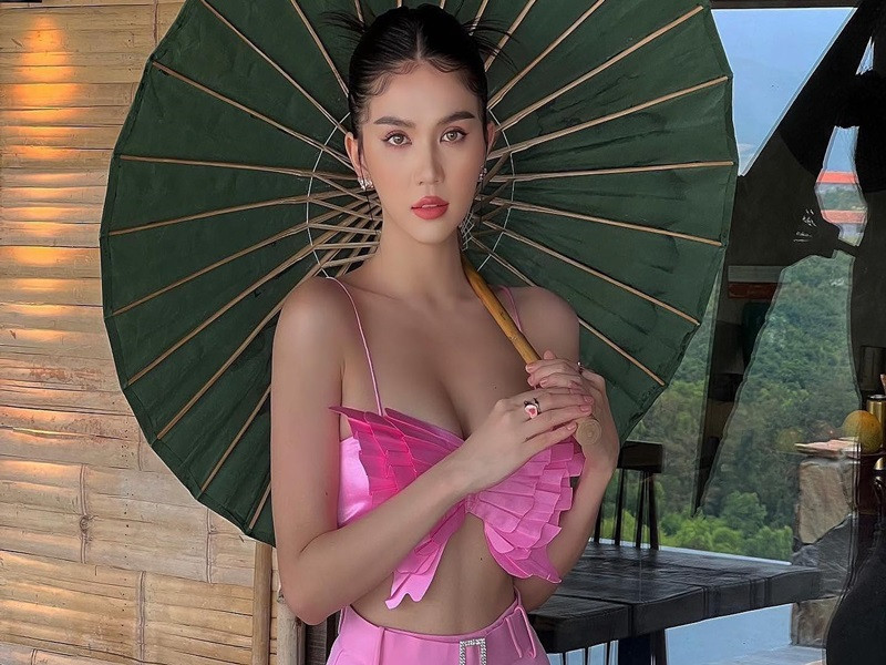 Không ít lần khán giả cho rằng Ngọc Trinh o ép vòng một quá đà. Ảnh: FBNV