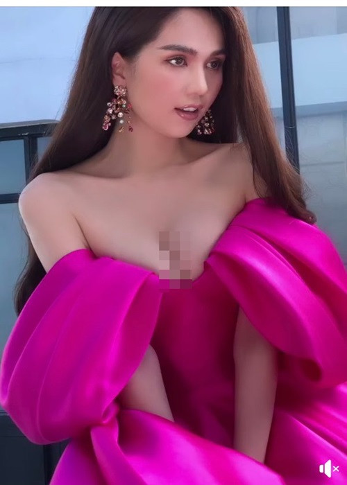 "Nữ hoàng nội y" diện đầm cúp ngực trễ vai. Sự o ép khiến vòng một của cô thêm phần quyến rũ. Ảnh: Sức khỏe đời sống