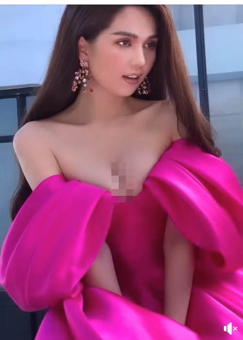 "Nữ hoàng nội y" diện đầm cúp ngực trễ vai. Sự o ép khiến vòng một của cô thêm phần quyến rũ. Ảnh: Sức khỏe đời sống