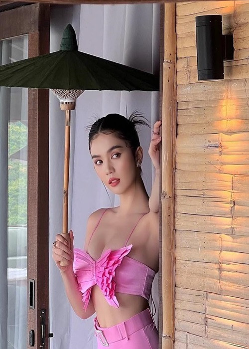 Vòng một của Ngọc Trinh bị o ép đến mức "nghẹt thở", chẳng mấy ai dám nhìn thẳng. Ảnh: FBNV