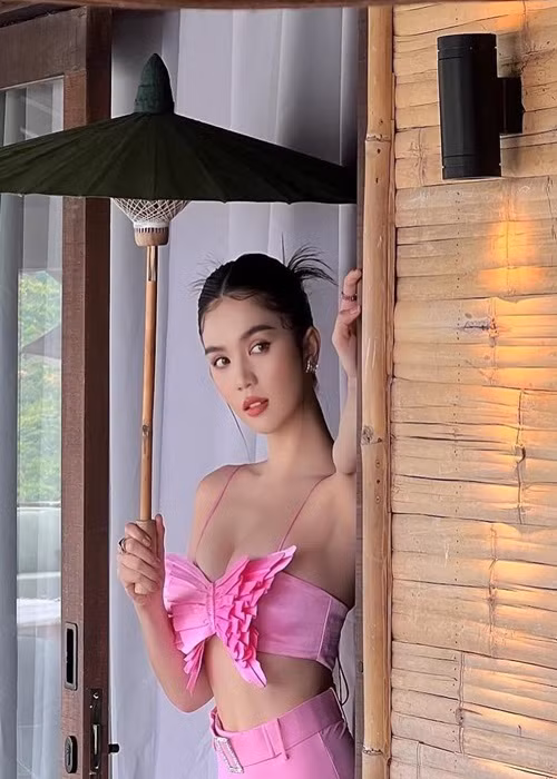 Vòng một của Ngọc Trinh bị o ép đến mức "nghẹt thở", chẳng mấy ai dám nhìn thẳng. Ảnh: FBNV