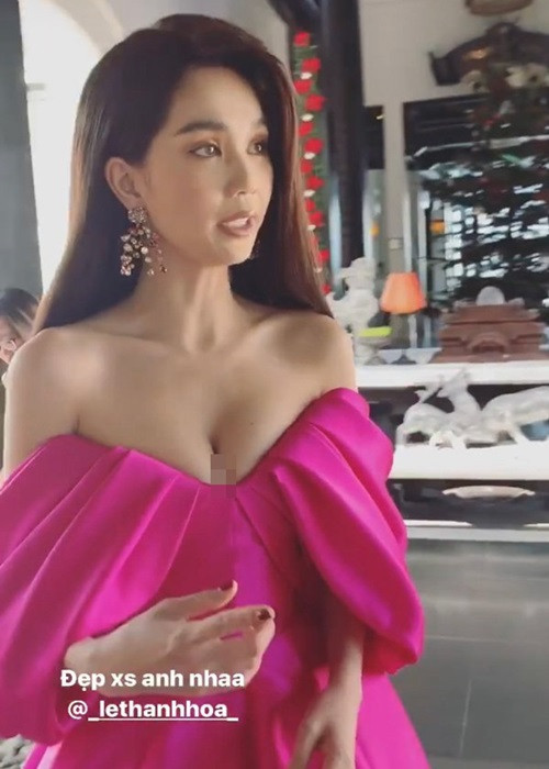 Mỗi bước đi của Ngọc Trinh khiến người hâm mộ lo lắng vì vòng một của cô như sắp trực trào ra ngoài. Ảnh: Sức khỏe đời sống