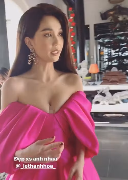 Mỗi bước đi của Ngọc Trinh khiến người hâm mộ lo lắng vì vòng một của cô như sắp trực trào ra ngoài. Ảnh: Sức khỏe đời sống