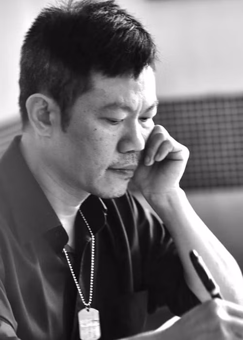 Năm 2019, nhạc sĩ Quốc Bảo chia sẻ thông tin có một khối u nhỏ ở tuyến yên chèn vào dây thần kinh. Trong cuộc phỏng vấn với Vnexpress năm 2020, anh cho biết, sau khi nhập viện, anh được điều trị bằng thuốc một thời gian, may mắn không phải phẫu thuật. Sau đó, thị lực của nhạc sĩ Quốc Bảo trở lại, chứng đau đầu cũng giảm dần. Ảnh: Người lao động