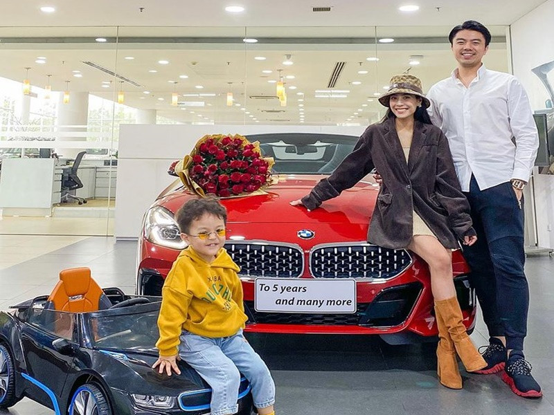 Cuối năm 2020, kỷ niệm 5 năm kết hôn, vợ chồng nữ ca sĩ sắm mẫu xe hơi giá 3 tỷ. Ảnh: Instagram