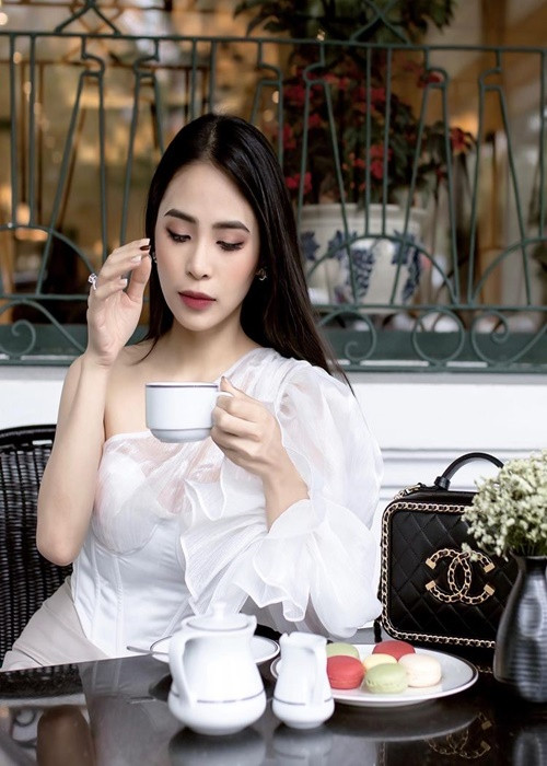 Kiều Anh thường xuyên sử dụng đồ hiệu. Ảnh: Instagram