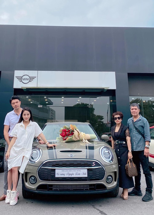 Kiều Anh từng tậu mẫu xe có giá từ 1,7 tỷ đến 1,9 tỷ tặng bố mẹ. Ảnh: Instagram