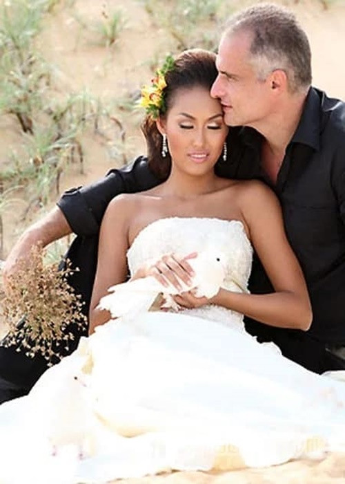 Gần đây, chồng cũ của Phi Thanh Vân qua đời. Nữ diễn viên đau buồn chia sẻ: “"Em ước gì thời điểm ấy em có nhiều kiến thức tâm lý như bây giờ chắc chắn em sẽ không để cuộc hôn nhân của chúng mình đi vào bế tắc và ly dị chỉ vì sự nông nổi của em. Cũng chỉ vì tính trẻ con hiếu thắng mà bao lần anh mong muốn chúng mình quay về, em đều lạnh lùng từ chối". Ảnh: FBNV