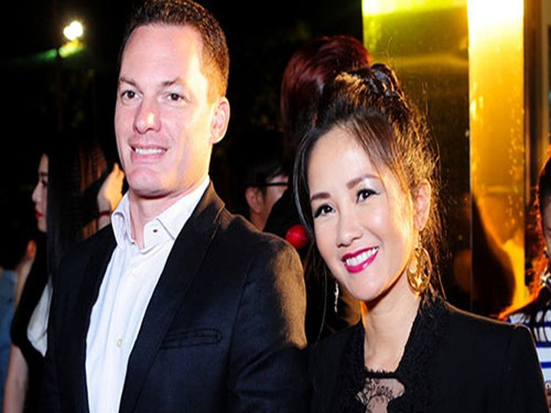 Ở cuộc hôn nhân cũ, Hồng Nhung từng khen ngợi Kevin hiền lành, tri thức, khéo chăm con. Ngoài ra, dù không hoạt động nghệ thuật doanh nhân Kevin luôn ủng hộ Hồng Nhung đi hát, sẵn sàng chia sẻ việc nhà. Ảnh: Zing