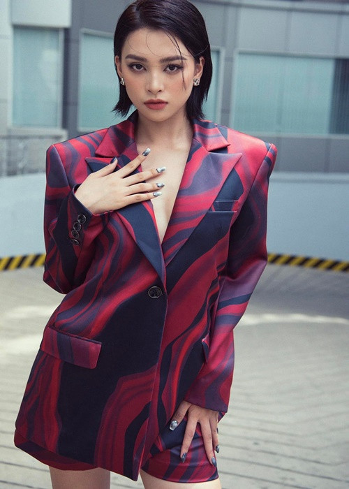 Nàng hoa hậu sinh năm 2000 không ngừng hoàn thiện bản thân, đón nhận những ý kiến tích cực từ khán giả cũng như tránh ồn ào, thị phi.