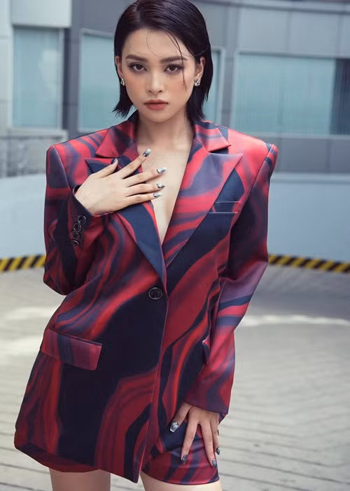 Nàng hoa hậu sinh năm 2000 không ngừng hoàn thiện bản thân, đón nhận những ý kiến tích cực từ khán giả cũng như tránh ồn ào, thị phi.