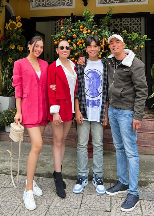 Cuộc sống bên gia đình của Tiểu Vy không có quá nhiều thay đổi. Nàng hoa hậu thi thoảng chia sẻ hình ảnh bên bố mẹ và em trai.