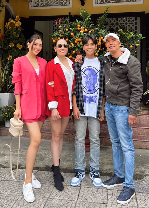 Cuộc sống bên gia đình của Tiểu Vy không có quá nhiều thay đổi. Nàng hoa hậu thi thoảng chia sẻ hình ảnh bên bố mẹ và em trai.