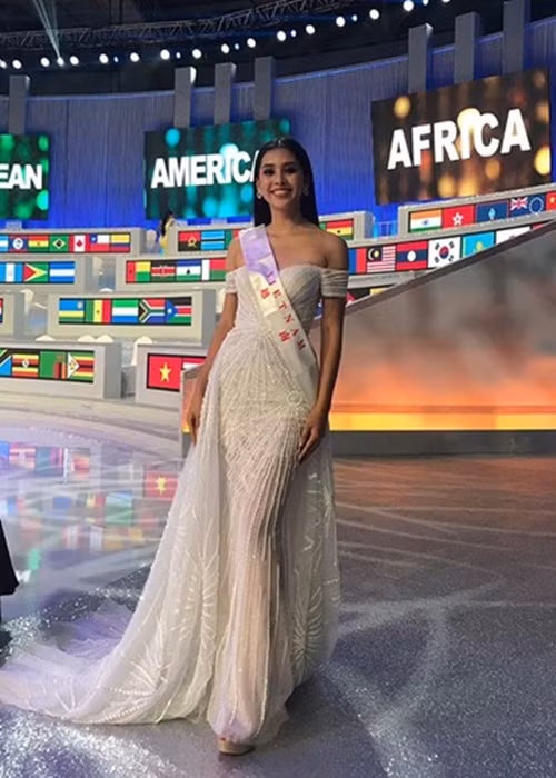 Thành tích của Tiểu Vy ở Hoa hậu Thế giới là top 30 chung cuộc cùng top 5 Hoa hậu Nhân ái.