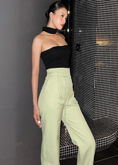 Tiểu Vy sở hữu hình thể ngày càng gợi cảm. Năm 2018, cô cao 1m74, số đo 3 vòng 84-63-90. Đến năm 2020, Tiểu Vy cao 1m75, có số đo 3 vòng 85-63-93.