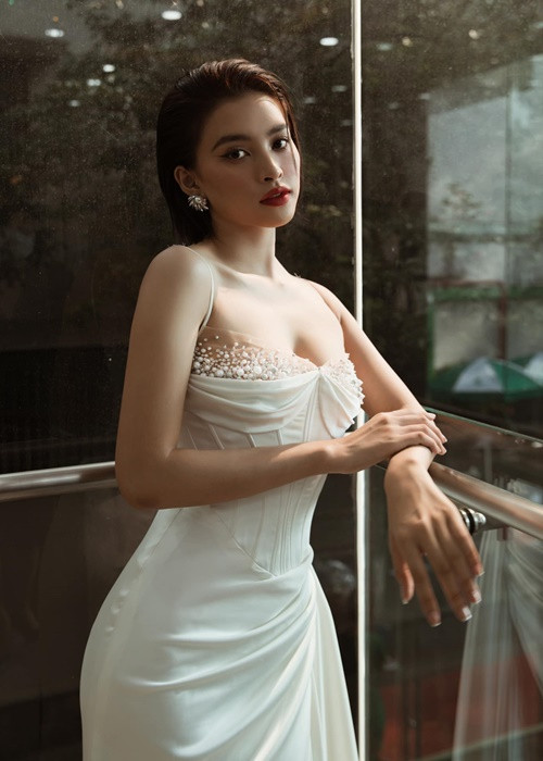 Mới đây, nàng hoa hậu lấn sân đóng phim điện ảnh. Cụ thể, Tiểu Vy sẽ vào vai chính trong "Đảo độc đắc – Tử mẫu thiên linh cái".