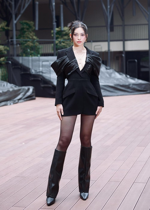 Cùng với Lương Thùy Linh, Tiểu Vy là một trong hai nữ giám khảo nhỏ tuổi nhất của cuộc thi Hoa hậu Thế giới Việt Nam 2022.