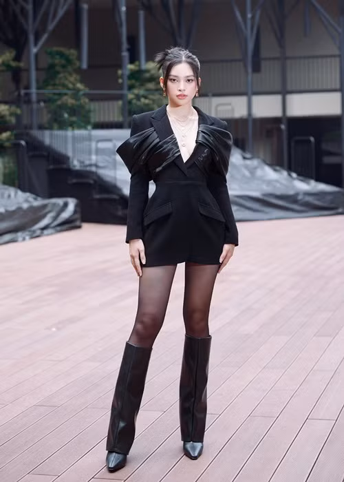 Cùng với Lương Thùy Linh, Tiểu Vy là một trong hai nữ giám khảo nhỏ tuổi nhất của cuộc thi Hoa hậu Thế giới Việt Nam 2022.