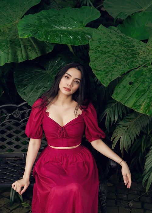 Năm 2005, Trang Nhung đoạt giải á hậu 2 cuộc thi Hoa hậu Phụ nữ Việt Nam qua ảnh. Danh hiệu là bước đệm để cô theo đuổi nghề người mẫu và diễn viên.