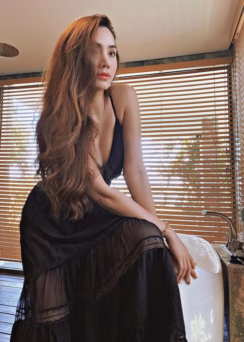 Trang Nhung tiết chế mặc táo bạo nhưng vẫn quyến rũ khó cưỡng.