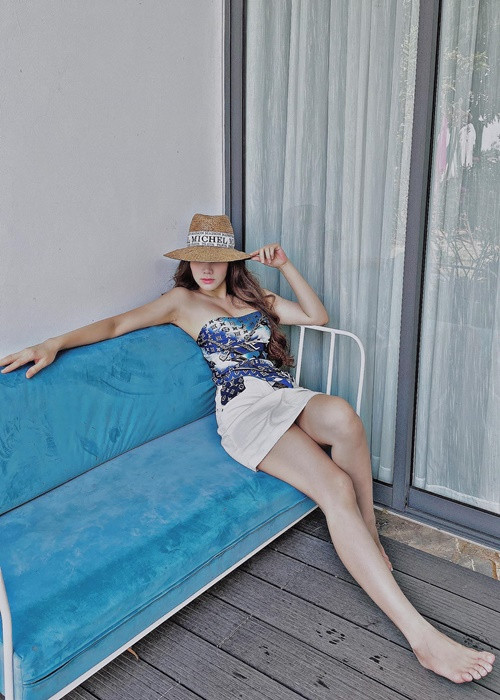 Nữ diễn viên thu hút mọi ánh nhìn bởi nhan sắc gợi cảm, gu thời trang sang chảnh.