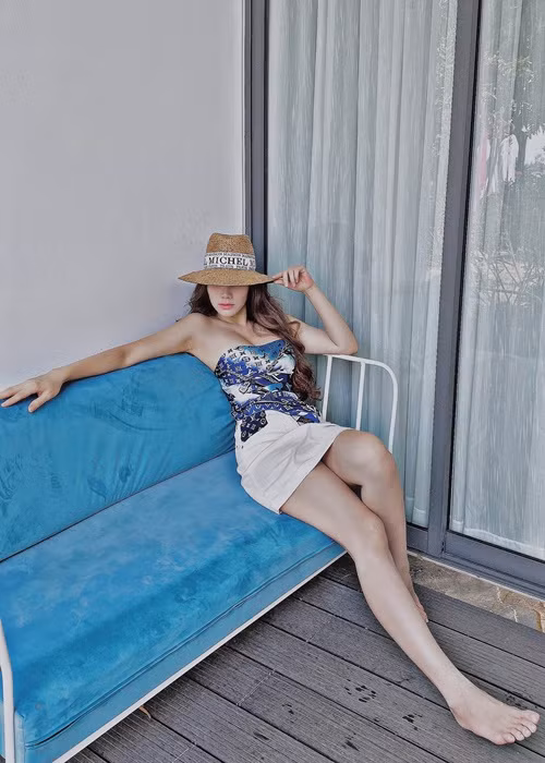 Nữ diễn viên thu hút mọi ánh nhìn bởi nhan sắc gợi cảm, gu thời trang sang chảnh.