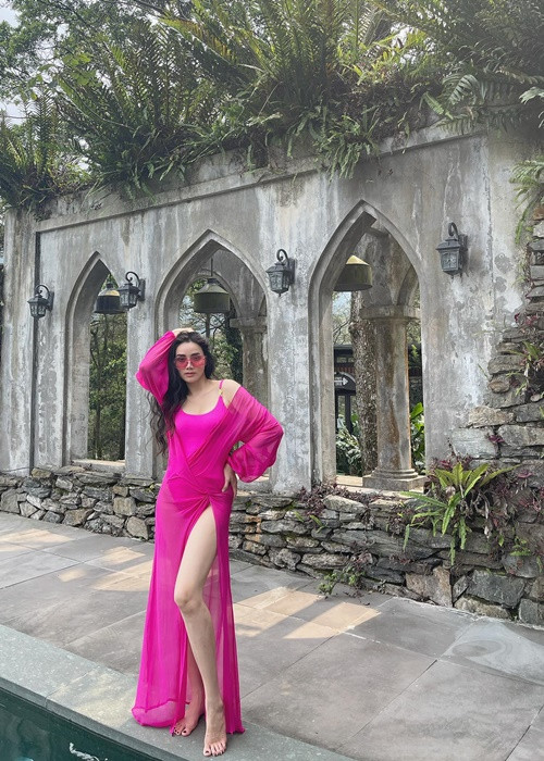 Sau khi lập gia đình, nữ diễn viên tiết chế mặc hở bạo.