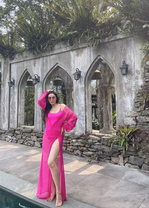 Sau khi lập gia đình, nữ diễn viên tiết chế mặc hở bạo.