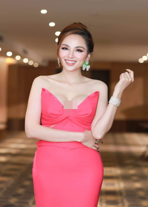 Tham gia một sự kiện khác vừa diễn ra, Diễm Hương tiếp tục mặc gợi cảm khoe vòng một.