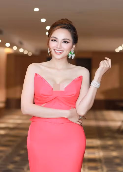 Tham gia một sự kiện khác vừa diễn ra, Diễm Hương tiếp tục mặc gợi cảm khoe vòng một.